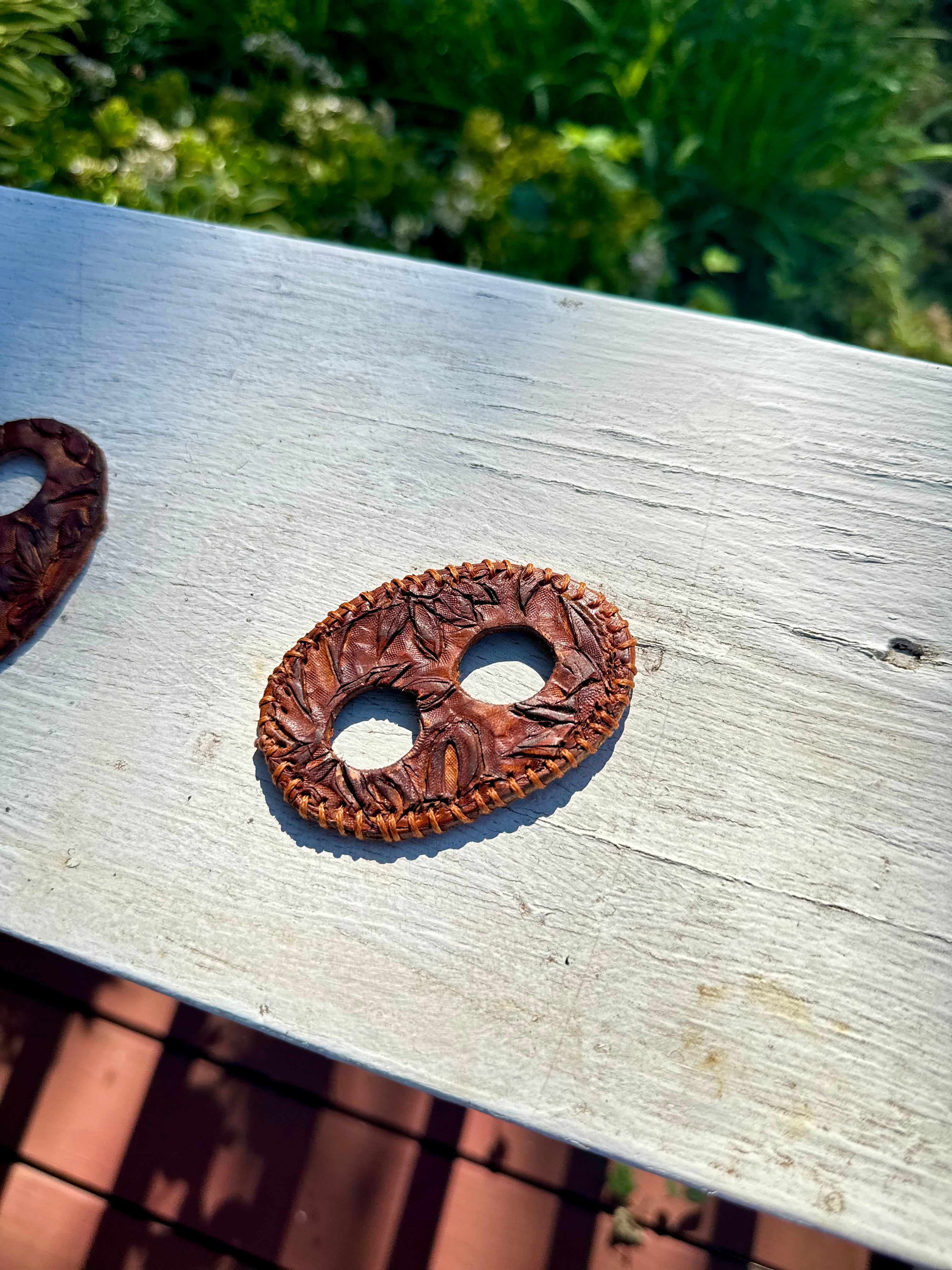 Johnnie Stitch Tee Knot Holder - Tan